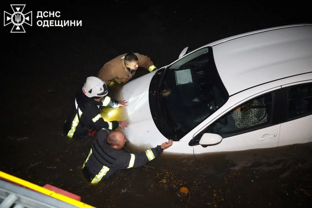 Українські рятувальники борються з погодними катаклізмами, які забрали життя дев'ятьох людей в Одесі