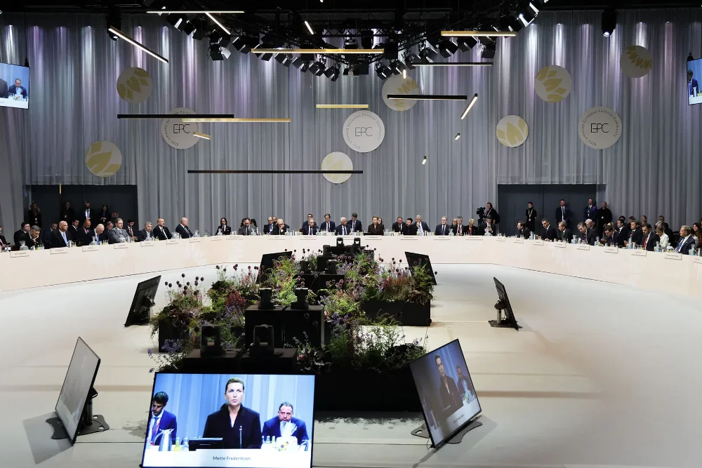 Що стосується закупівель, то ніщо не може бути менш придатним, ніж нинішня європейська модель, за якою уряди відбирають пропозиції від невеликої кількості провідних оборонних підрядників після років розробки