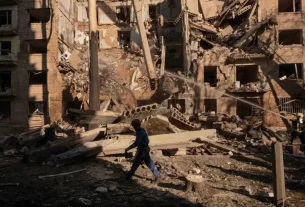 Україна організовує евакуацію сіл поблизу фронту, зруйнований будинок атаками росії