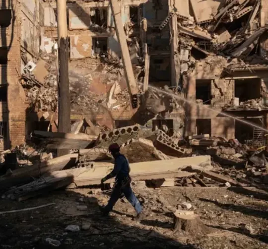 Україна організовує евакуацію сіл поблизу фронту, зруйнований будинок атаками росії