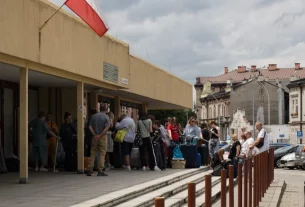 Різкий приплив нових українських біженців викликає негативну реакцію у Берліні та Варшаві