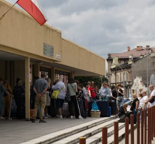 Різкий приплив нових українських біженців викликає негативну реакцію у Берліні та Варшаві