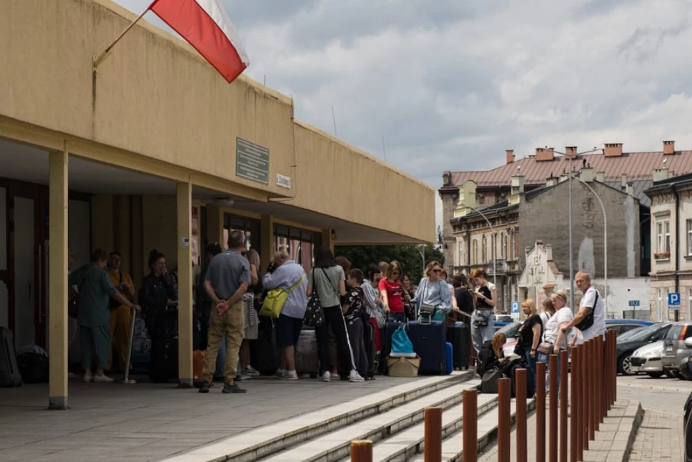Різкий приплив нових українських біженців викликає негативну реакцію у Берліні та Варшаві