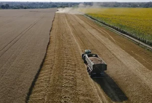 Європейська комісія погрожує Польщі процедурою за блокування українського зерна