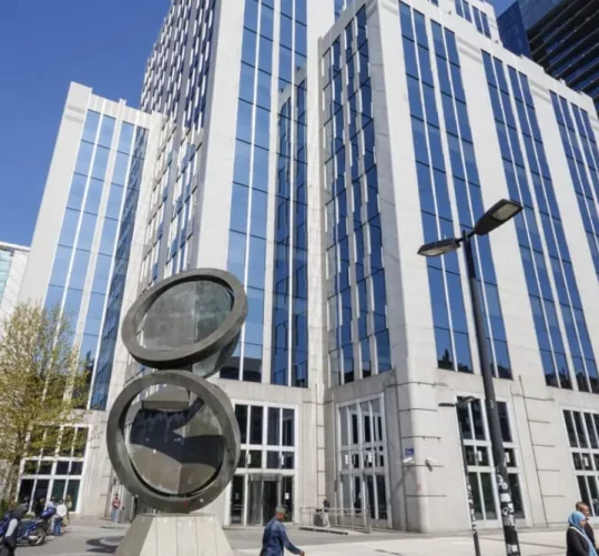 Бельгія має обережний підхід, оскільки вона приймає Euroclear, фінансову організацію, яка зберігає заморожені активи, і побоюється, що суд може змусити її повернути гроші самостійно.