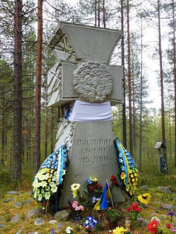 Пам’ятний знак в урочищі Сандармох. Фото maxpark.com