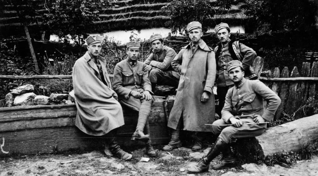 «Пресова кватира» УСС, 1916 рік. Зліва на право: Роман Купчинський, Іван Іванець, Василь Оробець, Василь Дзіковський, Лев Лепкий, Теофіл Мойсейович Фото надав Святослав Липовецький