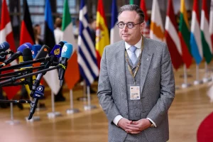 Прем'єр-міністр Бельгії Барт Де Вевер перед журналістами