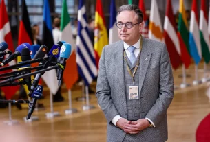 Прем'єр-міністр Бельгії Барт Де Вевер перед журналістами