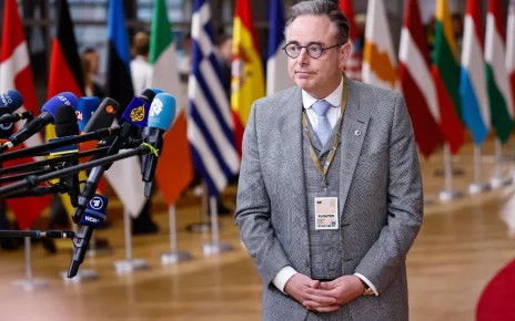 Прем'єр-міністр Бельгії Барт Де Вевер перед журналістами