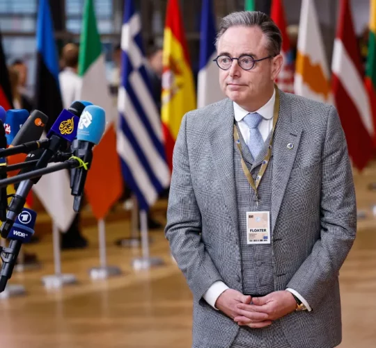 Прем'єр-міністр Бельгії Барт Де Вевер перед журналістами