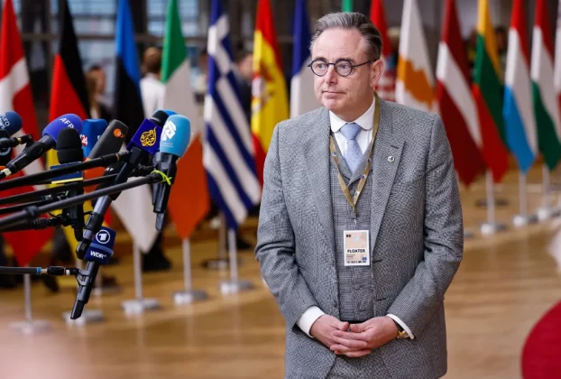 Прем'єр-міністр Бельгії Барт Де Вевер перед журналістами