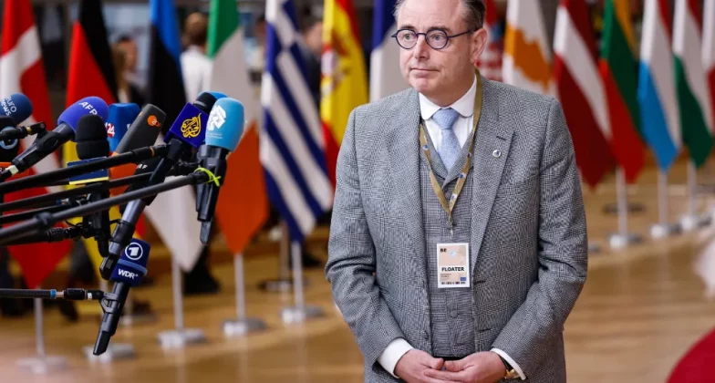 Прем'єр-міністр Бельгії Барт Де Вевер перед журналістами