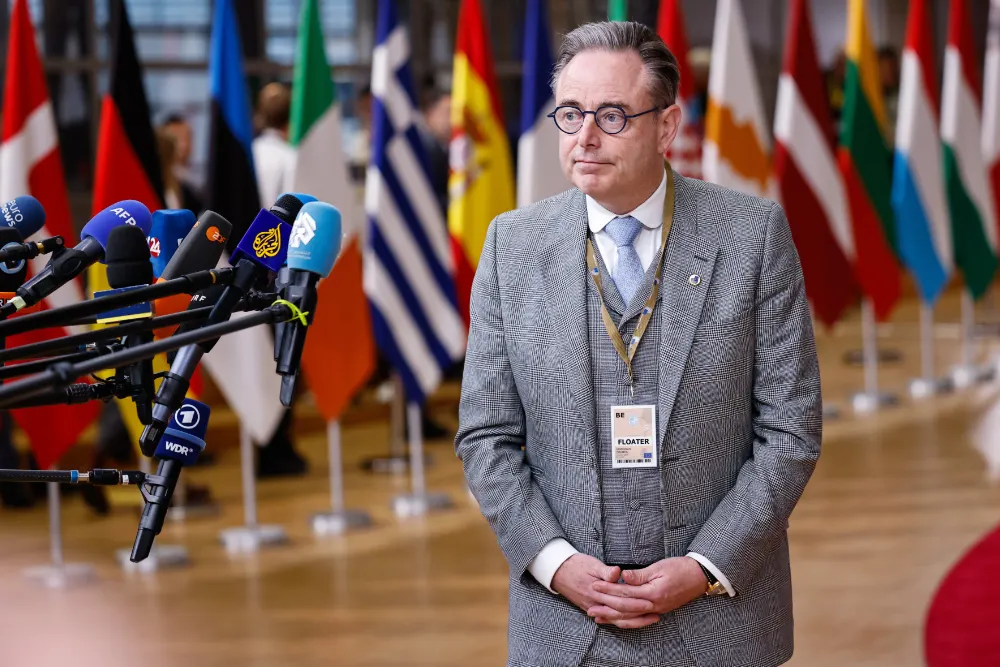 Прем'єр-міністр Бельгії Барт Де Вевер перед журналістами