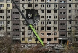 зруйнована частина 9-и поверхового будинку російським дроном