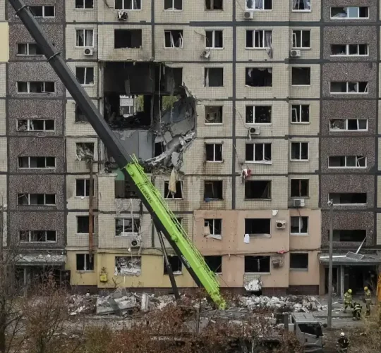 зруйнована частина 9-и поверхового будинку російським дроном