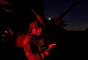 військовий у ночі з планшетом