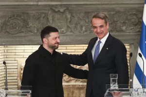 Кіріакос Міцотакіс вітає Володимира Зеленського в резиденції Максімос в Афінах, 16 листопада.