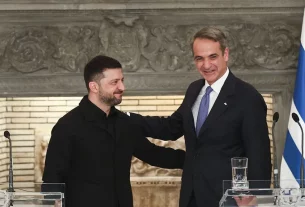 Кіріакос Міцотакіс вітає Володимира Зеленського в резиденції Максімос в Афінах, 16 листопада.