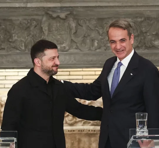 Кіріакос Міцотакіс вітає Володимира Зеленського в резиденції Максімос в Афінах, 16 листопада.