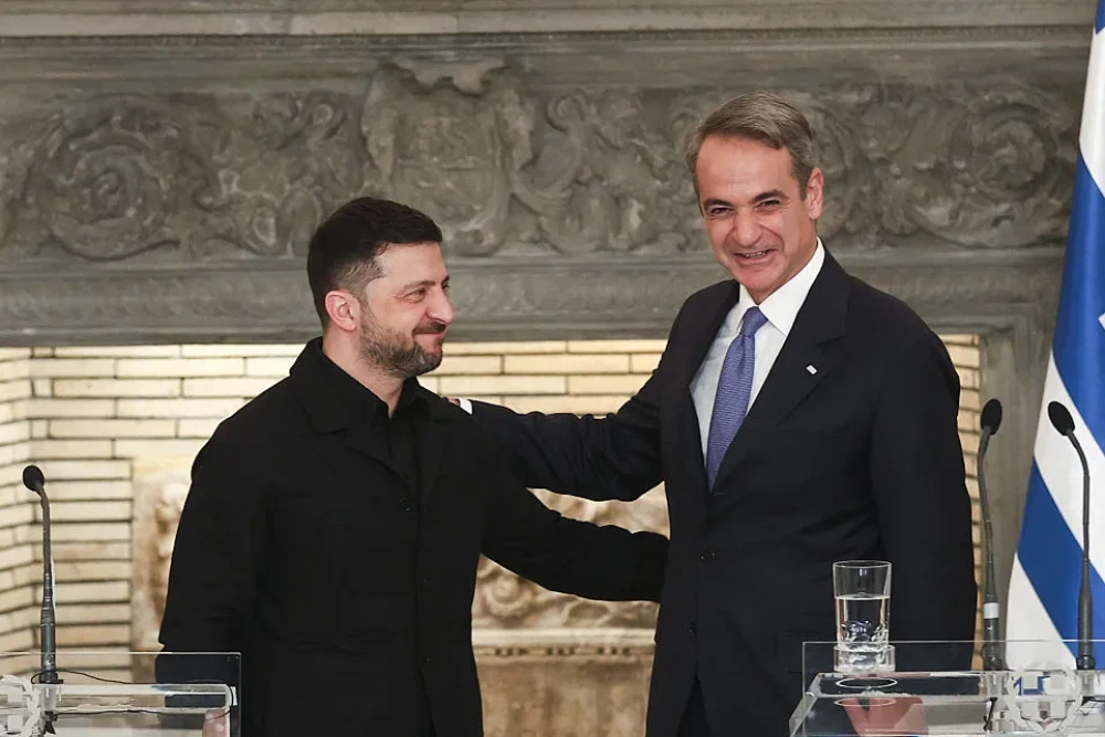 Кіріакос Міцотакіс вітає Володимира Зеленського в резиденції Максімос в Афінах, 16 листопада.