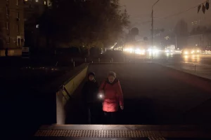 глобальні відключення світла по всій Україні після бомбування енергетики, люди з ліхтариками ходять по вулицях