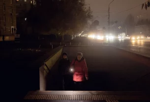 глобальні відключення світла по всій Україні після бомбування енергетики, люди з ліхтариками ходять по вулицях