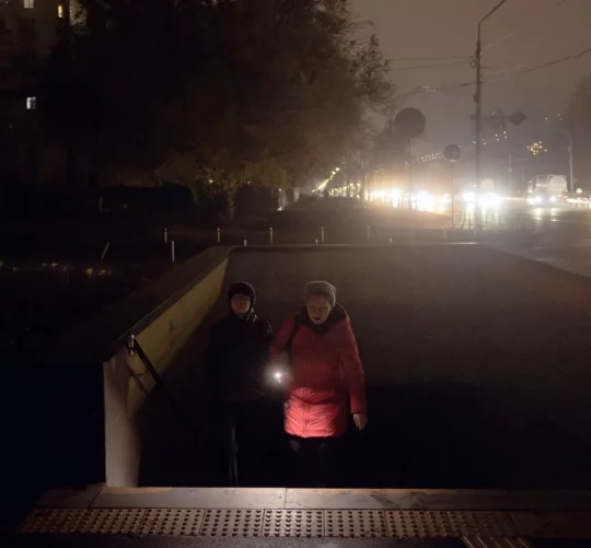 глобальні відключення світла по всій Україні після бомбування енергетики, люди з ліхтариками ходять по вулицях