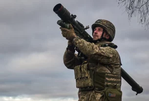 український військовий тримає зенітну зброю