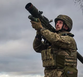 український військовий тримає зенітну зброю