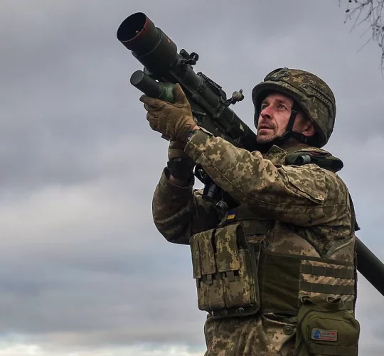 український військовий тримає зенітну зброю