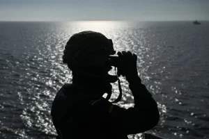 військовий дивиться у бінокль