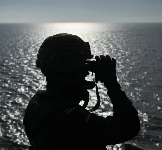 військовий дивиться у бінокль