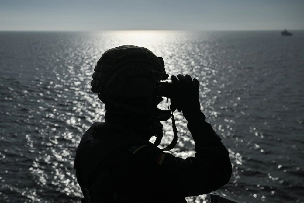 військовий дивиться у бінокль