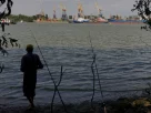 річка Дунай вид на річний порт та рибалка