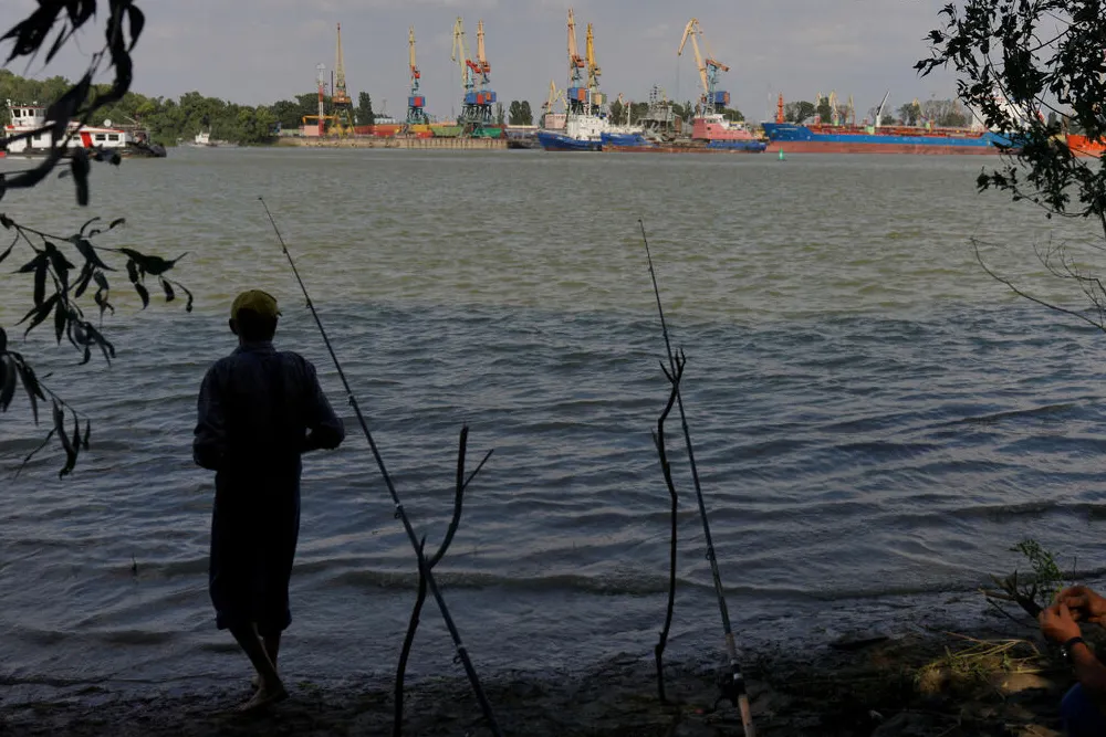 річка Дунай вид на річний порт та рибалка