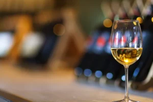 Французький депутат пропонує заборонити алкоголь у парламенті Франції