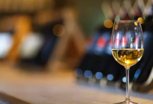 Французький депутат пропонує заборонити алкоголь у парламенті Франції