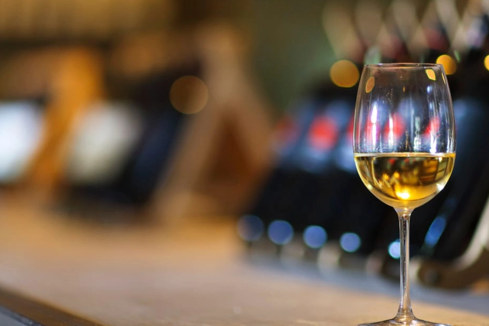 Французький депутат пропонує заборонити алкоголь у парламенті Франції