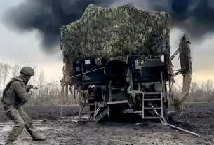 постріл військового з мобільної гармати