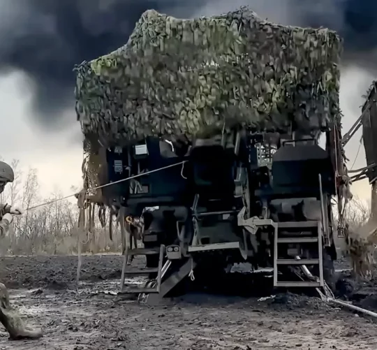 постріл військового з мобільної гармати