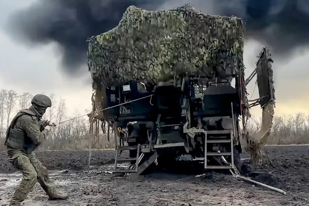 постріл військового з мобільної гармати