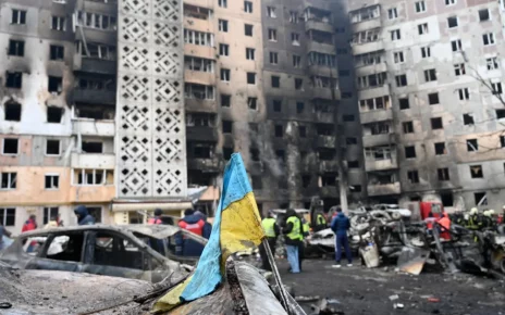 зруйнований житловий будинок дроном на фоні українського прапору