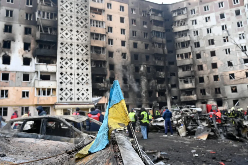 зруйнований житловий будинок дроном на фоні українського прапору