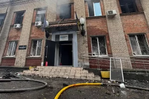 пошкоджена вибухом дрона будівля редакції "Суспільне" у Дніпрі