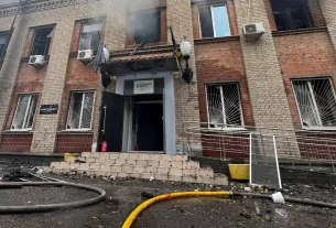 пошкоджена вибухом дрона будівля редакції "Суспільне" у Дніпрі