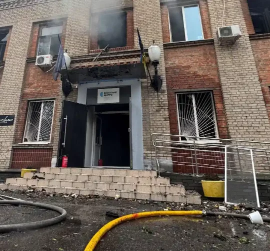 пошкоджена вибухом дрона будівля редакції "Суспільне" у Дніпрі