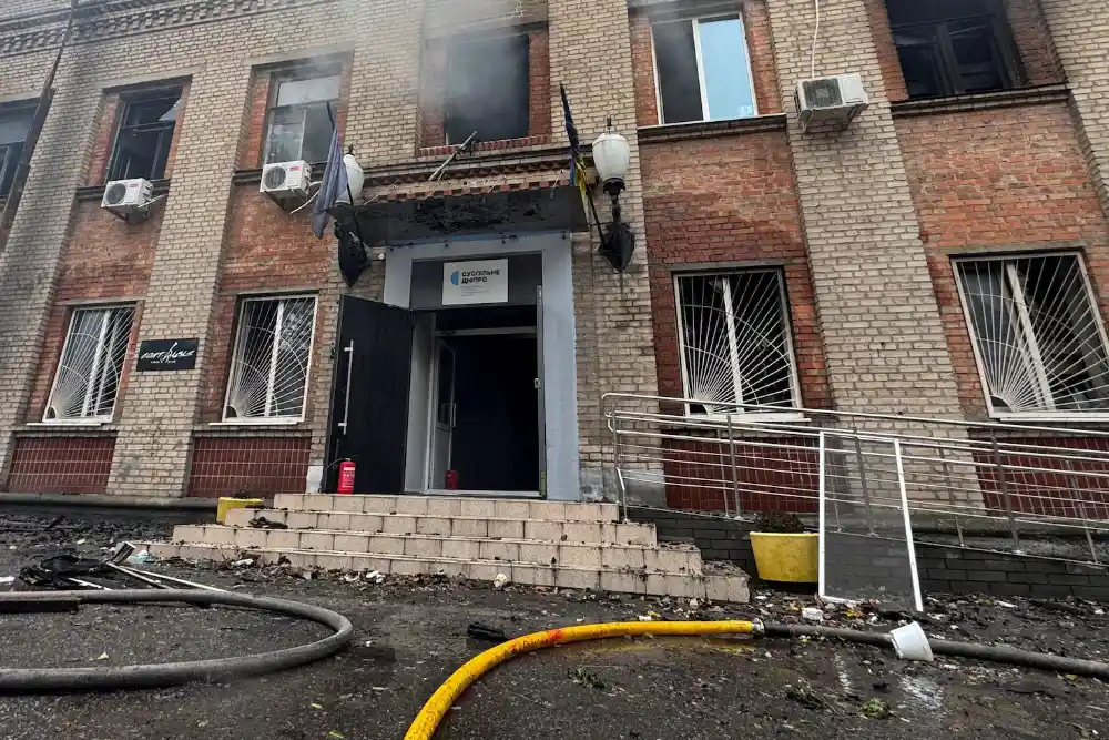 пошкоджена вибухом дрона будівля редакції "Суспільне" у Дніпрі