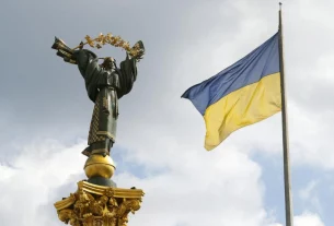 майдан незалежності - київ прапор та статуя українки