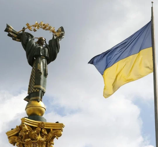 майдан незалежності - київ прапор та статуя українки